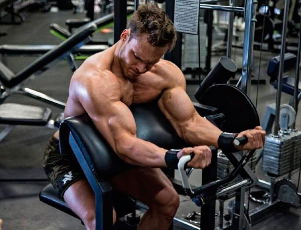 Сгибание рук в тренажере Сгибание рук в тренажере