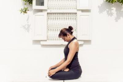 Секреты выполнения Джаландхара бандхи (горловой замок) для начинающих практиков Секреты выполнения Джаландхара бандхи (горловой замок) для начинающих практиков