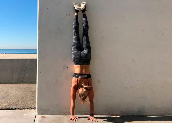 Как научиться стоять на руках Как научиться стоять на руках