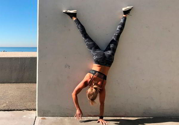 Как научиться стоять на руках Как научиться стоять на руках