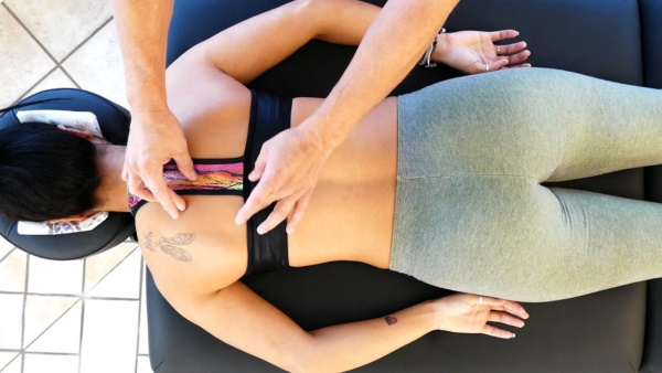 Упражнение на плечи для девушек в тренажерном зале. Видео-уроки, фото