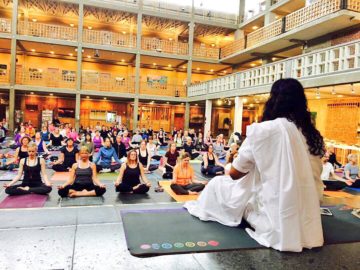 Начните разностороннее развитие и улучшите жизнь с помощью Шри Шри йоги