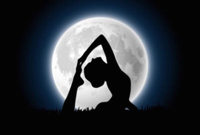 Лучшее завершение дня: комплекс Чандра Намаскар &ndash; приветствие Луне в йоге