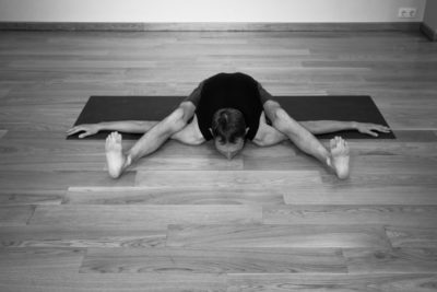 Для продвинутых йогов: техника выполнения Курмасаны или позы черепахи