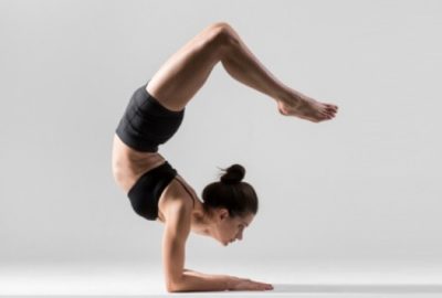 Йоги практикуют годами, чтобы освоить эту асану: сложнейшая поза скорпиона или Вришчикасана