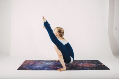 Поза светлячка в йоге или Титтибхасана: упражнение на баланс и силу для продвинутых Поза светлячка в йоге или Титтибхасана: упражнение на баланс и силу для продвинутых