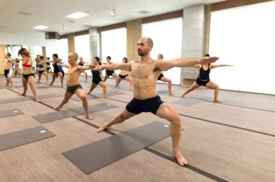 Эффективное сжигание лишних килограммов: польза и особенности Бикрам-йоги