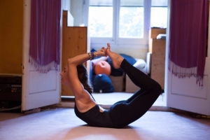 Практика йоги для начинающих для похудения в домашних условиях за 15 минут: быстро и эффективно!