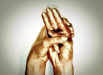 Эффективное налаживание циркуляции жидкости в организме с помощью Варуна-мудры